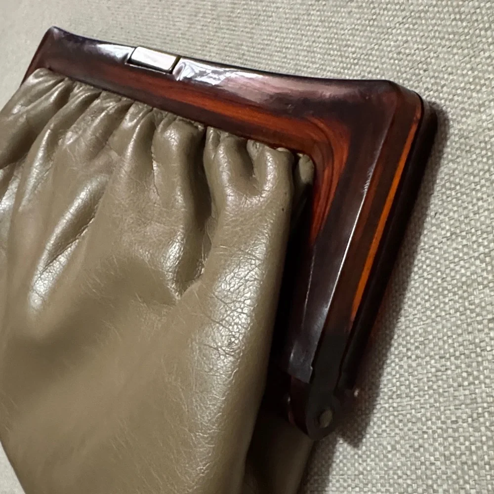 Gorgeous Vintage Clutch-Faux Leather-Lucite Trim in Brown-Gold Tone Metal Close - Picture 3 of 16